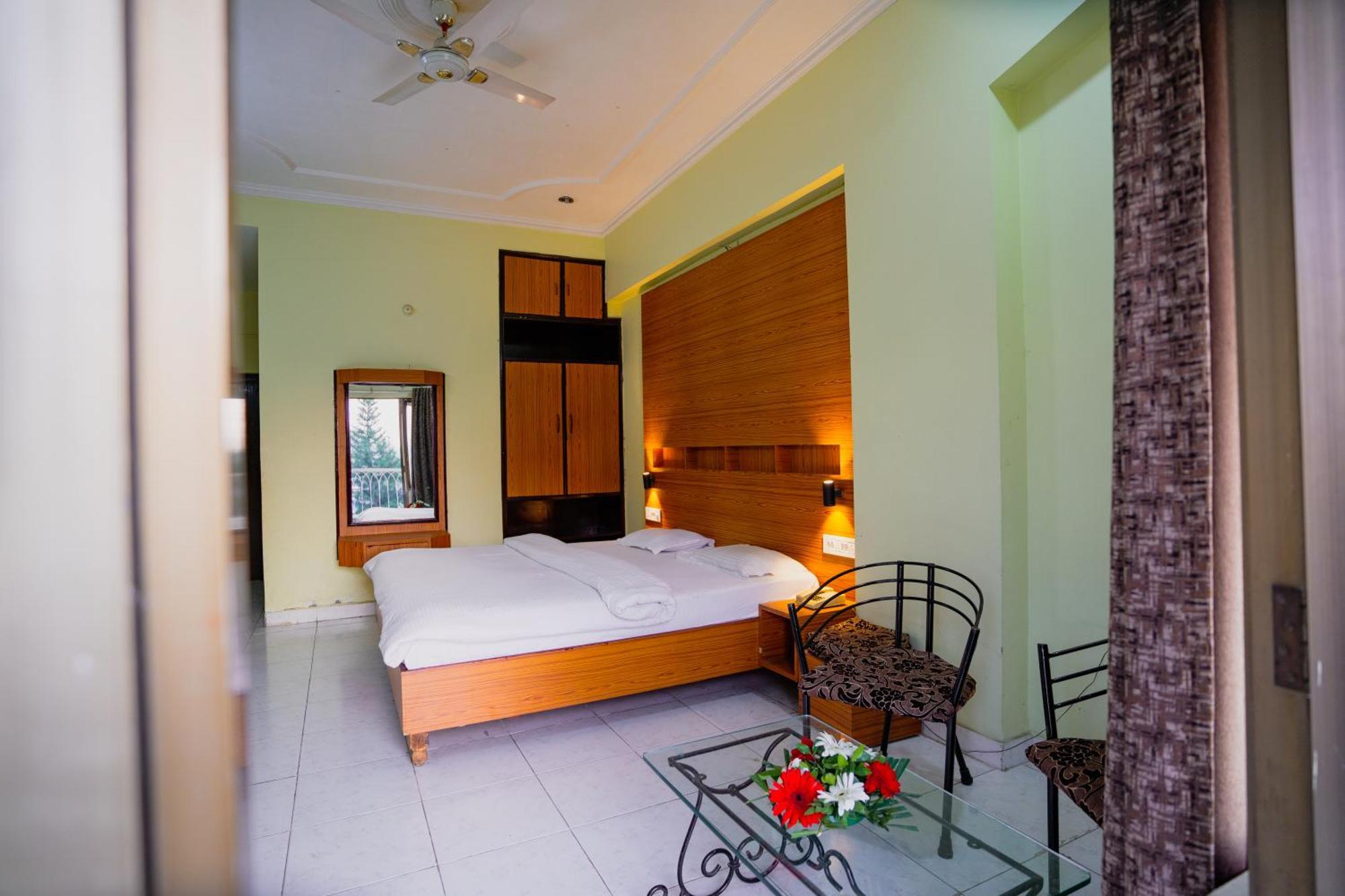 Hotel Girdhar Mahal Indore Zewnętrze zdjęcie