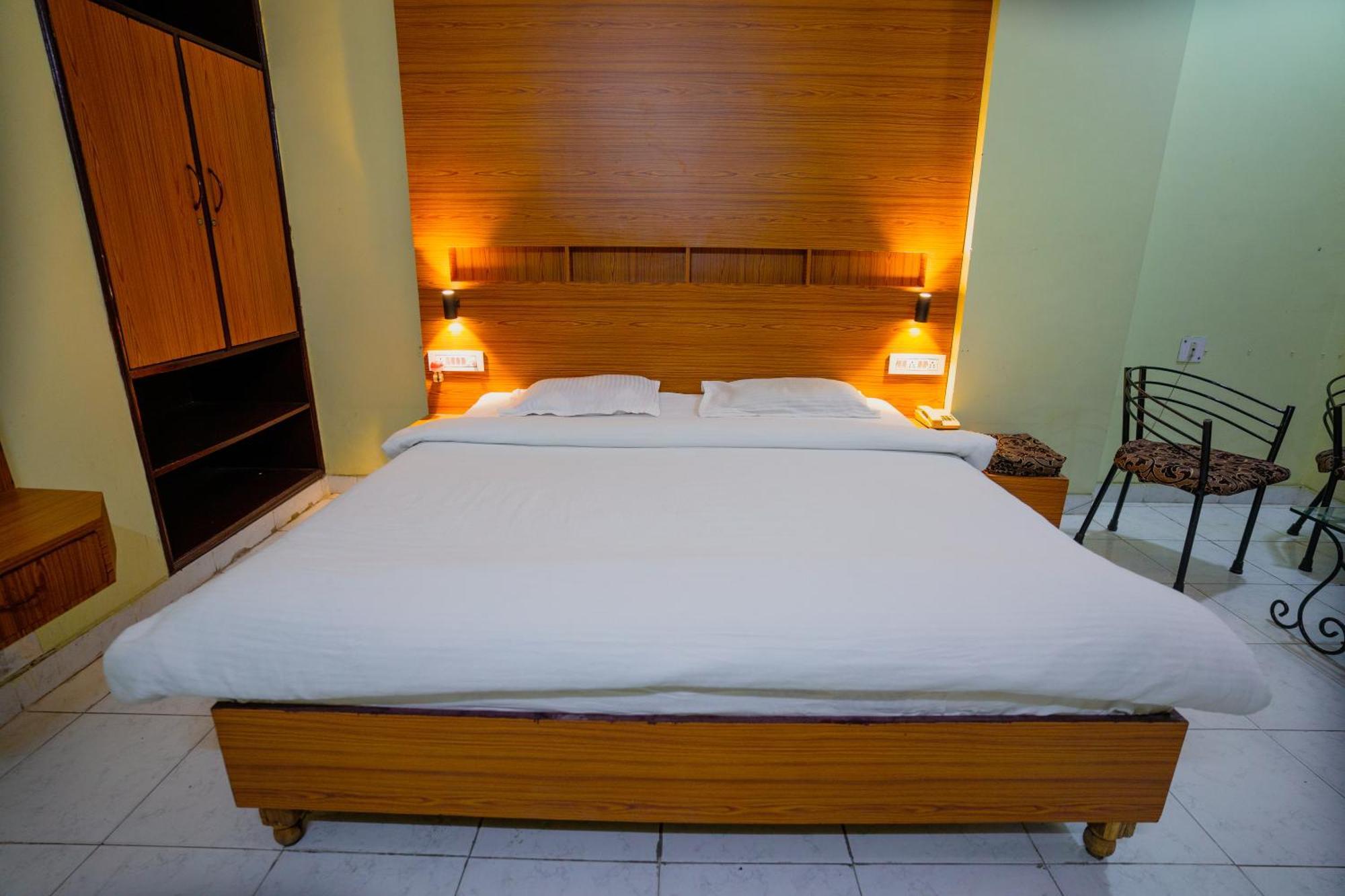 Hotel Girdhar Mahal Indore Zewnętrze zdjęcie