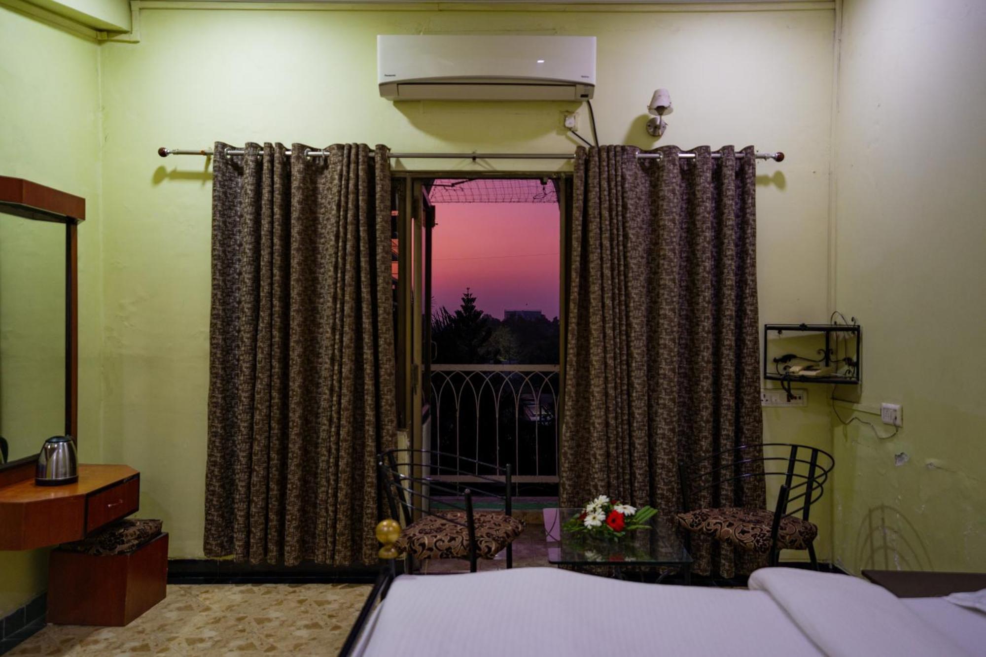 Hotel Girdhar Mahal Indore Zewnętrze zdjęcie