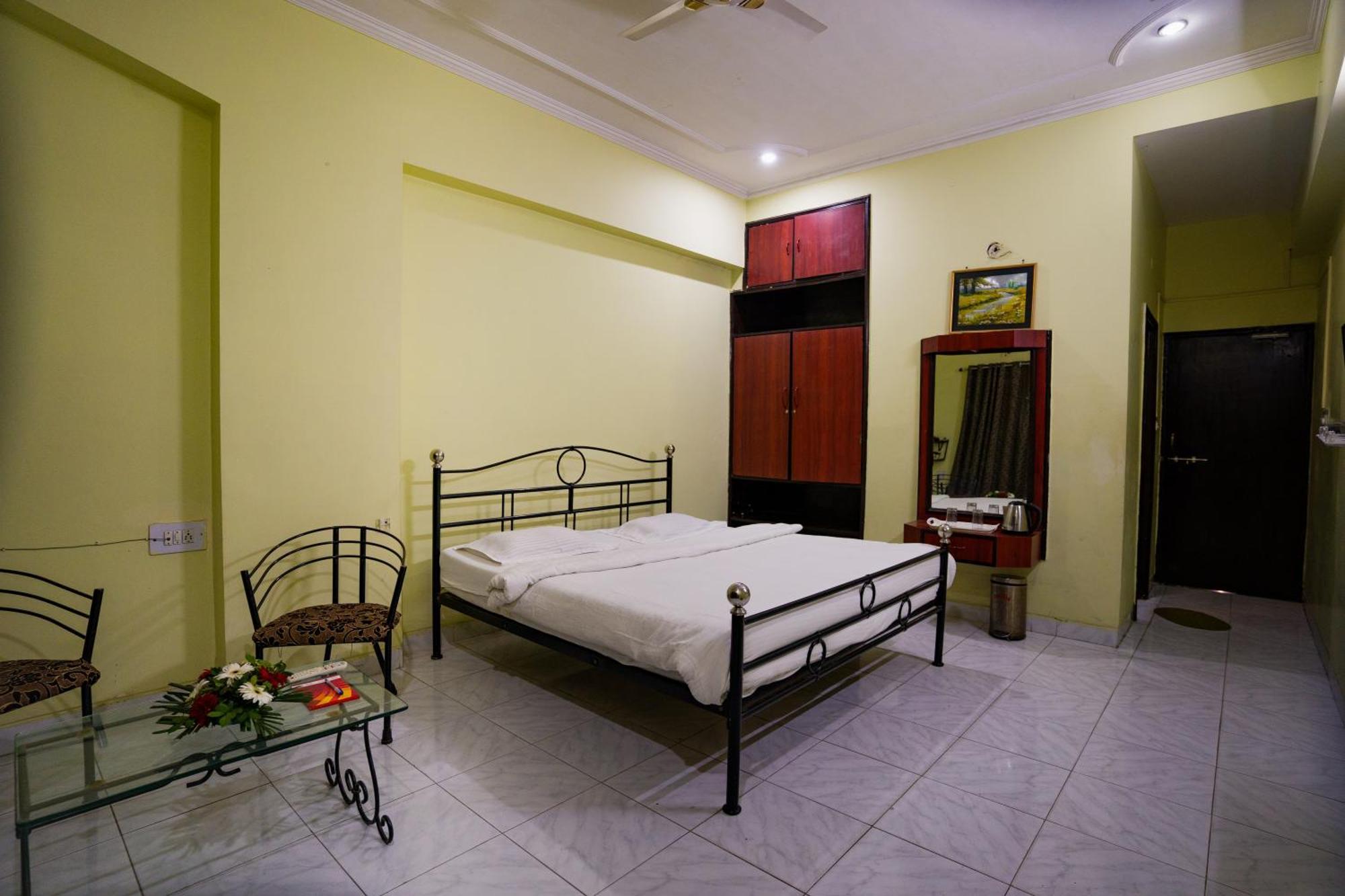 Hotel Girdhar Mahal Indore Zewnętrze zdjęcie