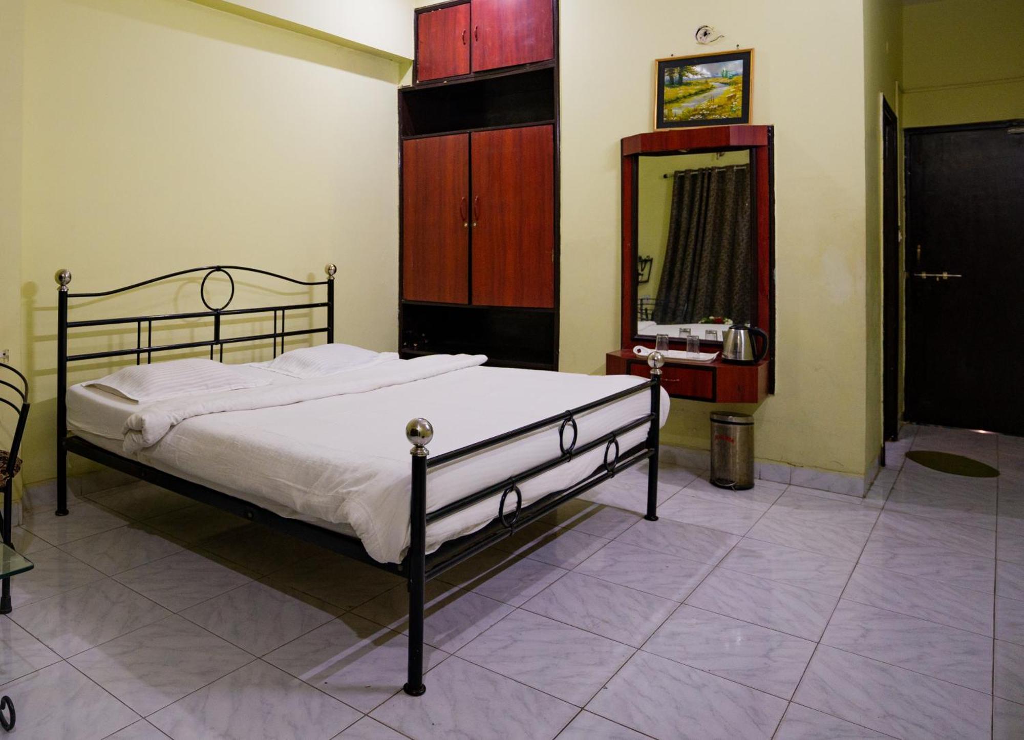 Hotel Girdhar Mahal Indore Zewnętrze zdjęcie